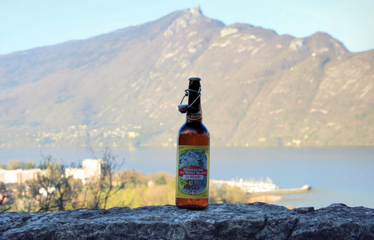 Biere de la brasserie du mont blanc, devant montagne