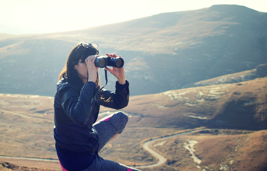 Randonneuse qui cherche son chemin