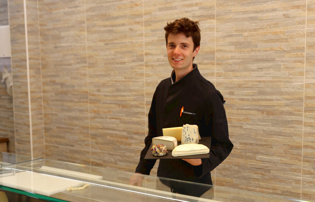 Le fromager Romain Guibert, dans sa fromagerie a aix les bains