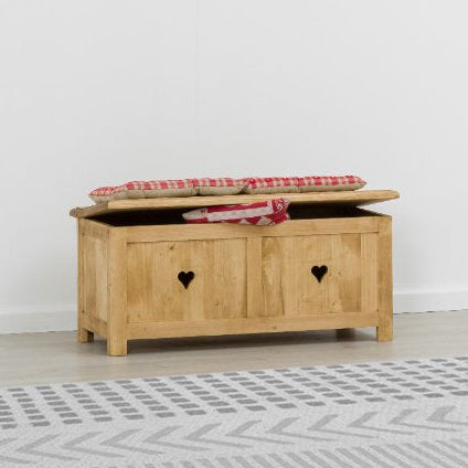 Coffre bois massif découpes coeur