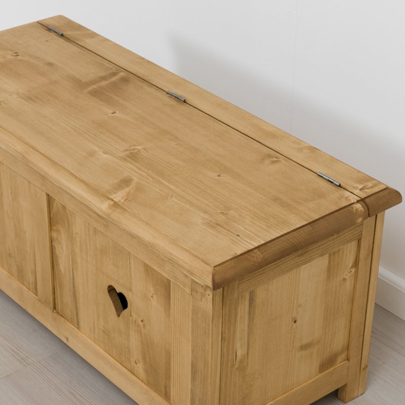 Coffre bois massif découpes coeur