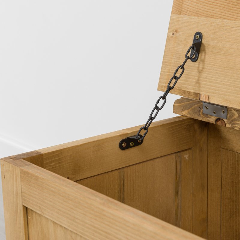 Coffre bois massif découpes coeur