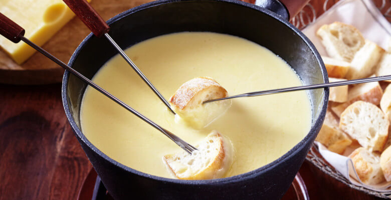 Fondue savoyarde sur table a la deco chalet