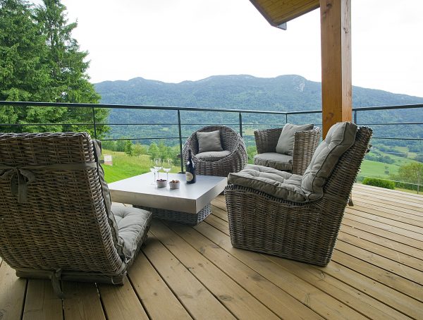 Terrasse couverte avec fauteuils kubu