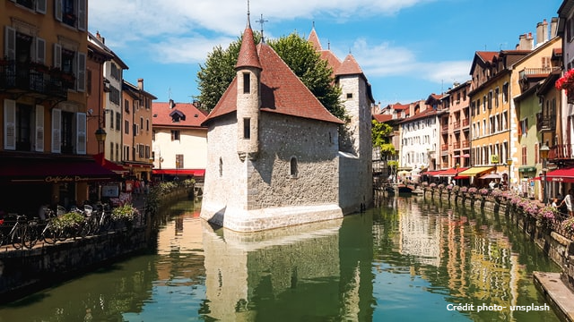 Annecy veille ville les bords du Thiou