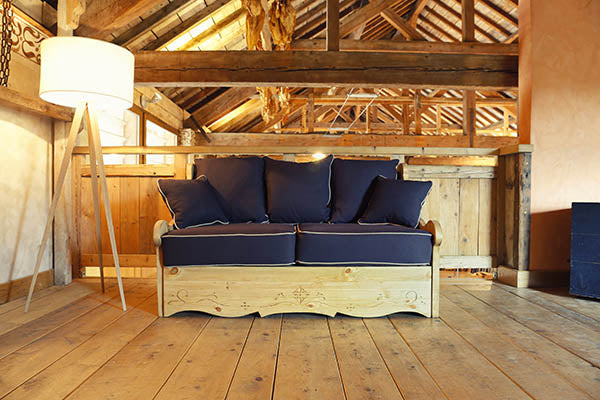 salon canapé violet dans chalet