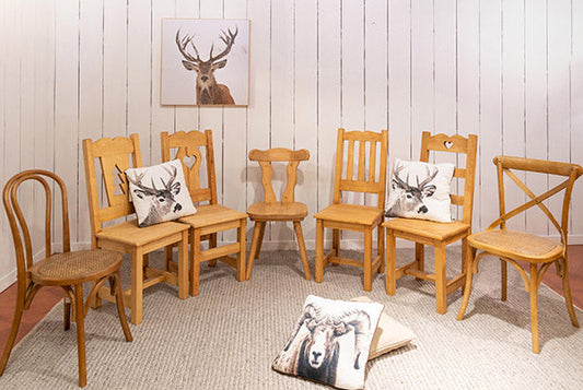 Chaises dépareillées bois montagne