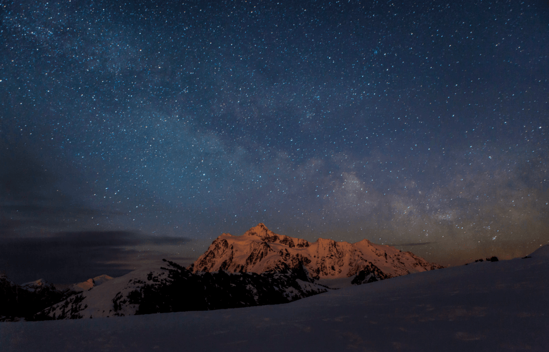 La montagne et le ciel étoilé