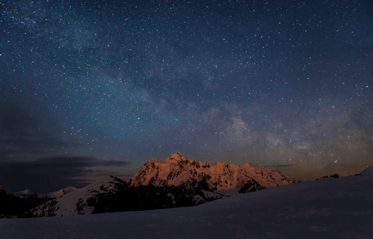La montagne et le ciel étoilé