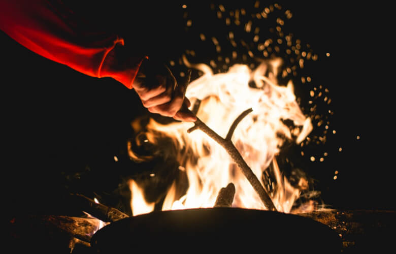 Feu de camp en montagne : conseils et astuces